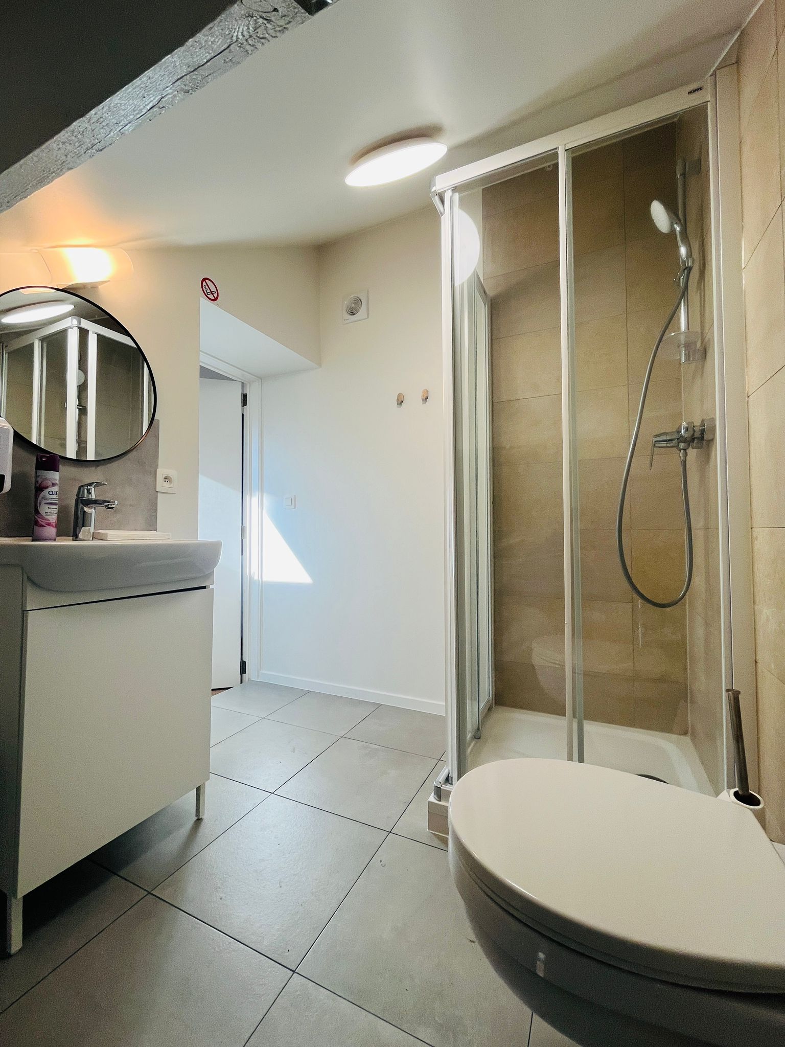 Autre point de vue des sanitaires de la salle d'événements