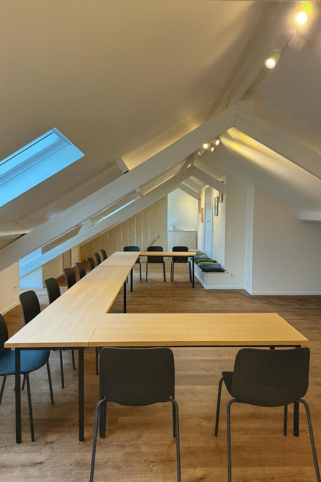 Salle avec disposition des chaises et bureaux en "U"