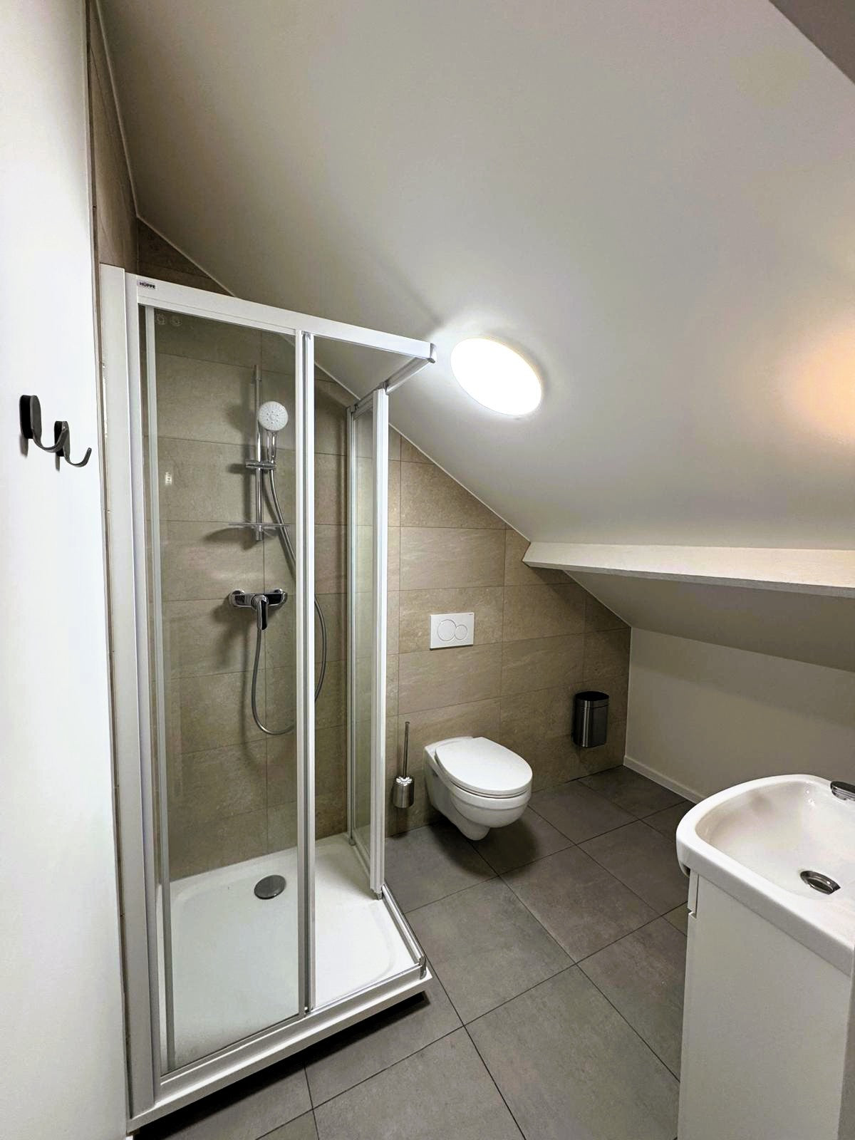 Vue d'ensemble sur les sanitaires de la salle d'événements