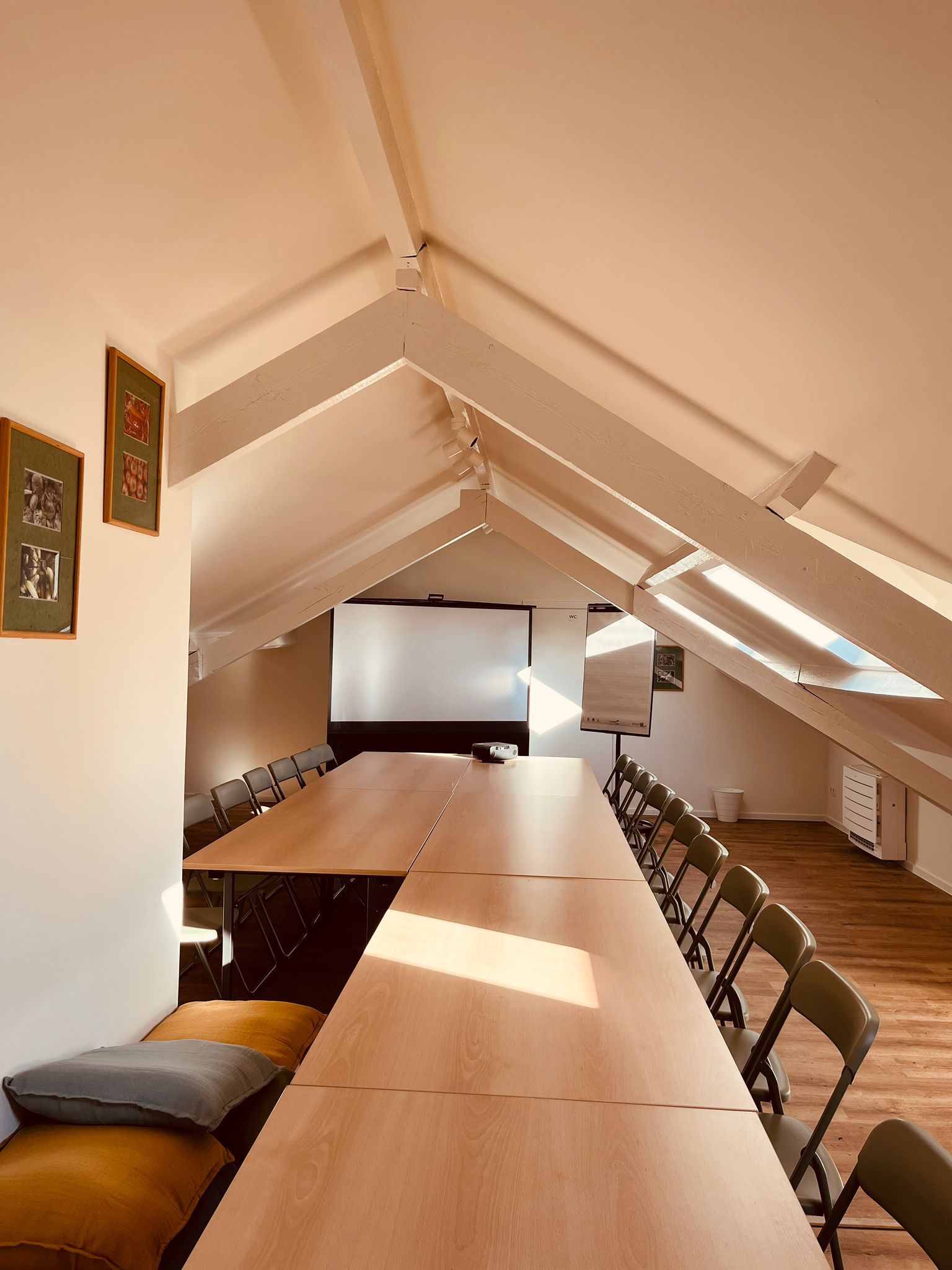 Vue sur toute la salle avec chaises, bureaux et équipements